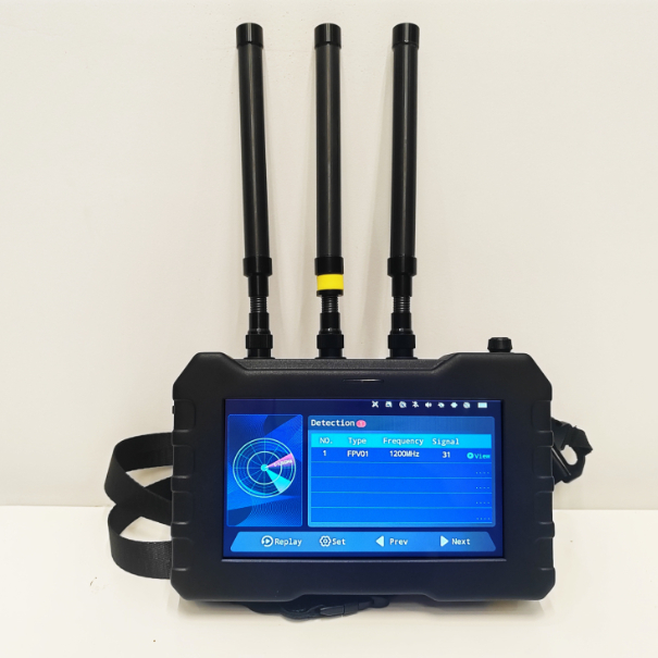 Professional Handheld Drone Detector with 7-inch Touchscreen 1.5 km Detection Radius and 32 GB Memory Card